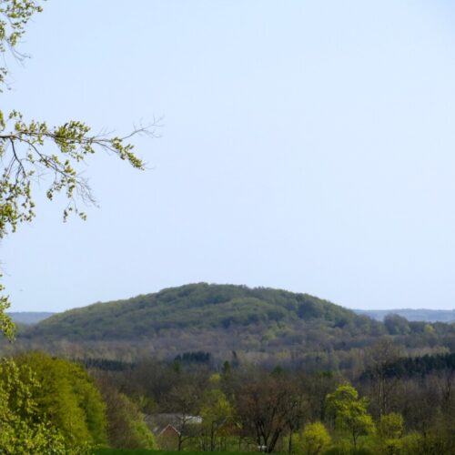 Jällabjär höjer sig ur det skånska landskapet
